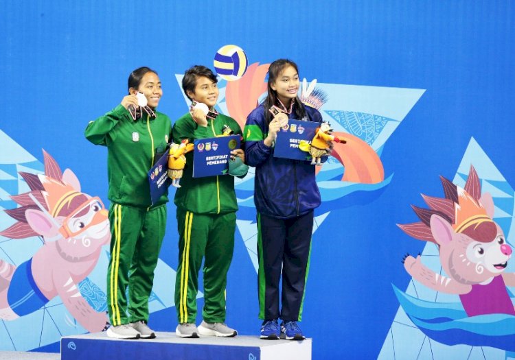 Atlet Sumsel Andreva Rasti Putri (kanan) meraih medali perunggu cabor loncat indah nomor papan 3 meter putri, Rabu (13/10). (PB PON XX Papua/rmolsumsel.id)