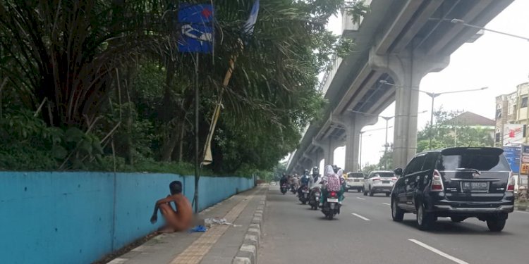 Orang dengan gangguan jiwa (ODGJ) terlihat di trotoar kawasan Jl Kol H Barlian beberapa hari lalu. (rmolsumsel)