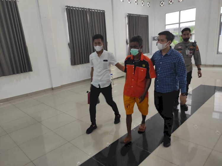 Nur Efendi saat dihadirkan dalam konferensi pers sebagai tersangka meledaknya tiga sumur minyak ilegal di Dusun V Desa Keban 1 Kecamatan Sangat Desa, Senin (11/10) lalu. (ist/rmolsumsel.id)