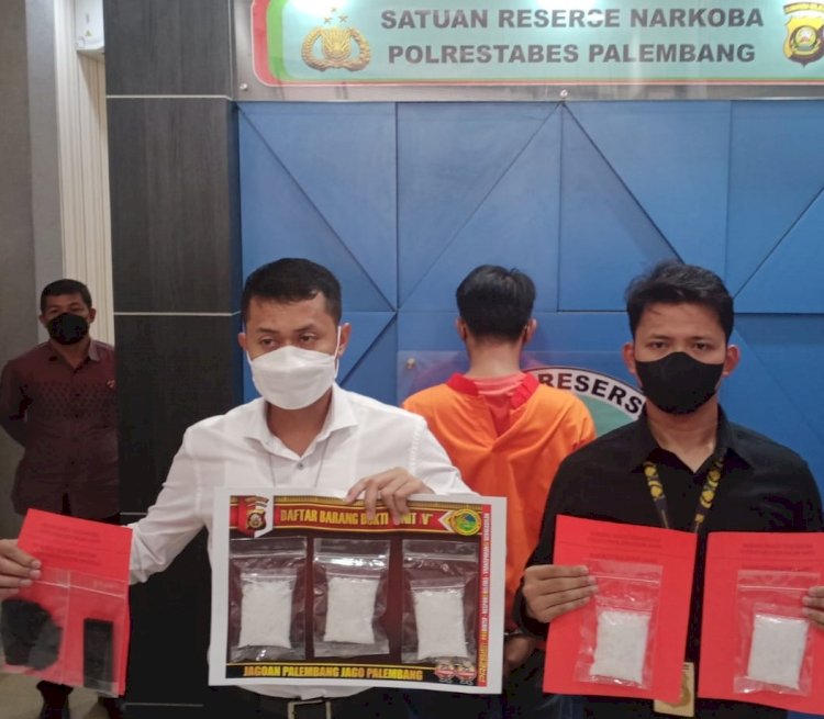 Kasat Narkoba Polrestabes Palembang, AKBP Andi Supriadi saat memberikan keterangan pers. (Istimewa/rmolsumsel.id)