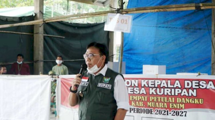 Pj Bupati Muara Enim Nasrun Umar memberikan arahan saat meninjau TPS 01 Desa Kuripan, Kecamatan Empat Petulai Dangku, Kamis (14/10). (Dinas Kominfo Muara Enim/rmolsumsel.id)