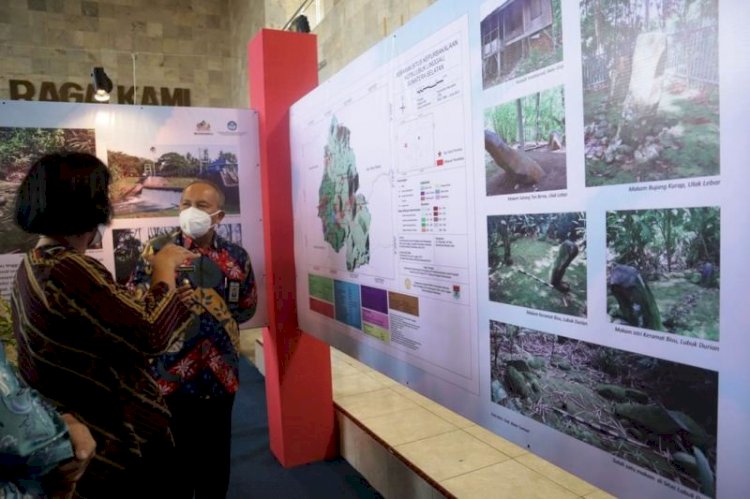 Wawako Lubuklinggau Sulaiman Kohar menyimak penjelasan mengenai foto dan data yang ditampilan pada pameran arkeologi, Kamis (14/10). (Dinas Kominfo Lubuklinggau/rmolsumsel.id)