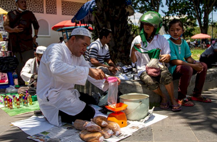 Pedagang gulo puan di area Masjid Agung Palembang yang hanya ditemui setiap hari jum'at/Humaidy Kenedy/rmolsumsel.id