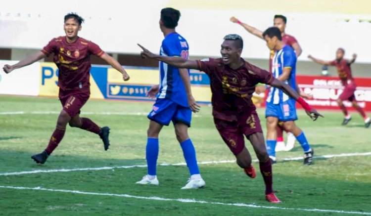 Bek Sriwijaya FC Valentino Telaubun melakukan selebrasi usai mencetak gol ke gawang PSPS Riau, Jumat sore (15/10). (MO Sriwijaya FC/rmolsumsel.id)