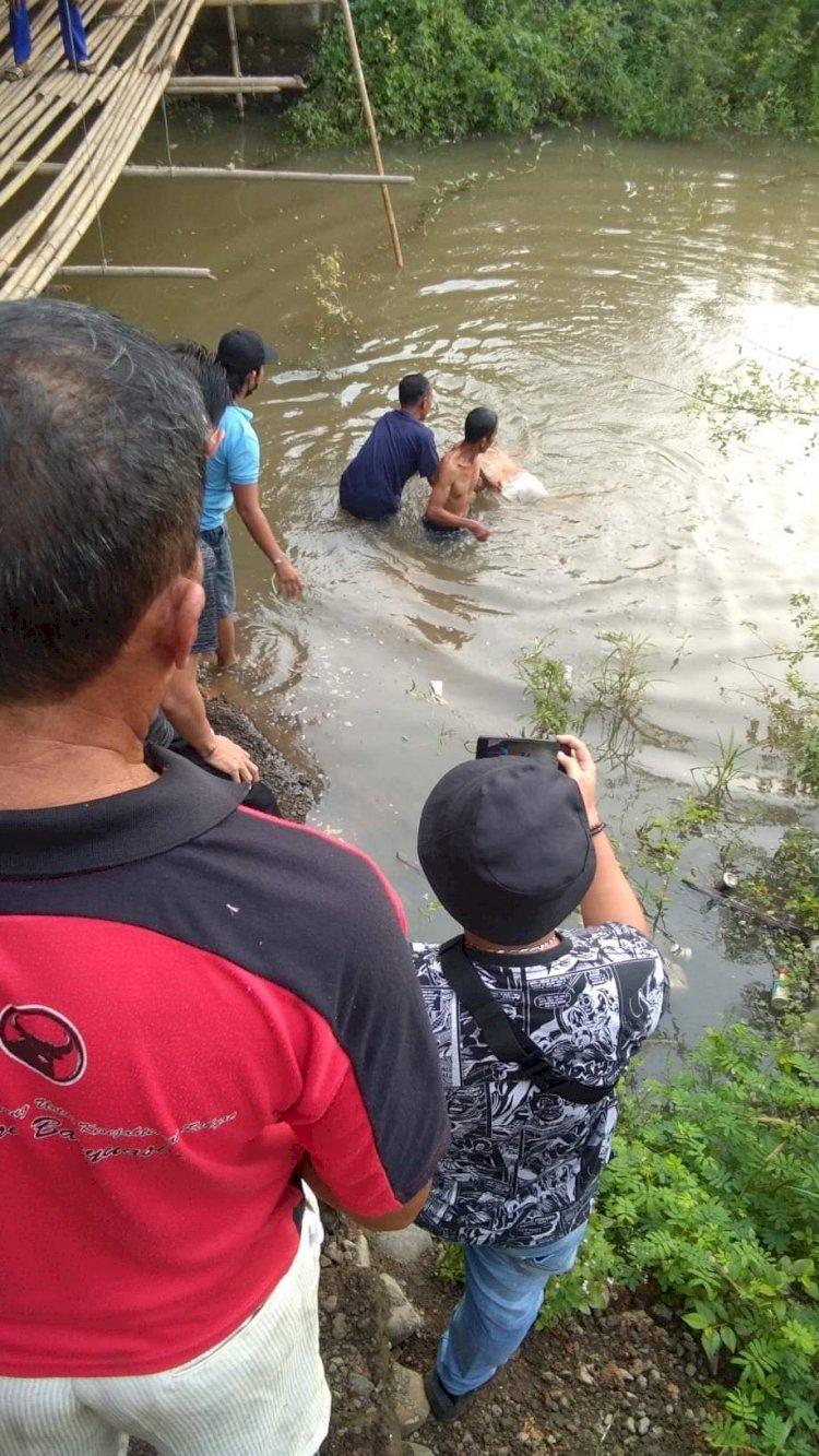 Proses evakuasi jenazah wanita tanpa identitas yang tewas mengapung di Sungai Epil, Jumat (15/10). (ist/rmolsumsel.id)