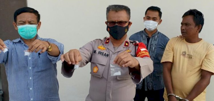Kapolsek IB II Palembang, Kompol M Ihsan saat menunjukkan barang bukti. (Istimewa/rmolsumsel.id)