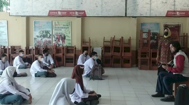 Suasana mantan Ketua Dewan Kesenian Palembang (DKP) Vebri Al Lintani  menjadi pemateri mengenai musik Batang Hari Sembilan, Jumat (15/10) di aula SMAN 10 Palembang.(Dudy Oskandar/rmolsumsel.id)