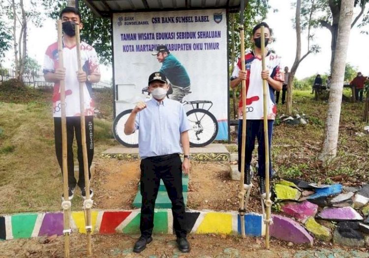 Bupati OKU Timur Lanosin Hamzah bersama atlet egrang yang akan berkompetisi di Portradnas VIII di Provinsi Kepulauan Bangka Belitung. (Dinas Kominfo OKU Timur/rmolsumsel.id)