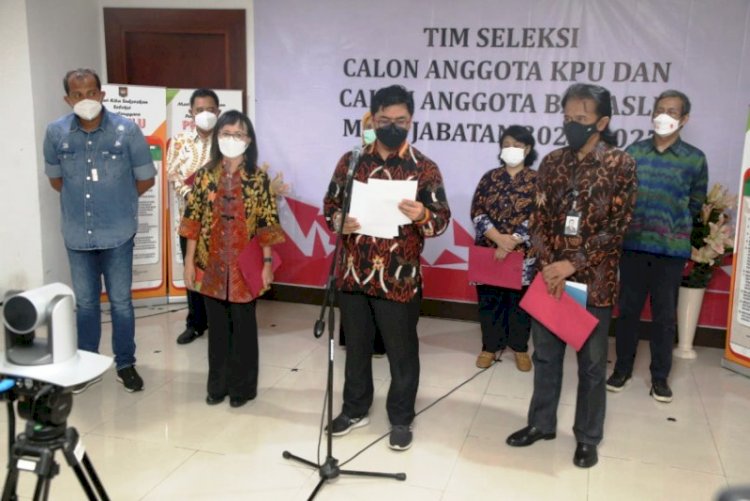 Ketua Tim Seleksi Anggota KPU dan Bawaslu, Juri Ardiantoro mengumumkan pembukaan pendaftaran bakal calon anggota KPU dan Bawaslu di Sekretariat Tim Seleksi, Kantor Kemendagri, Jumat (15/10). (Kemendagri/rmolsumsel.id)