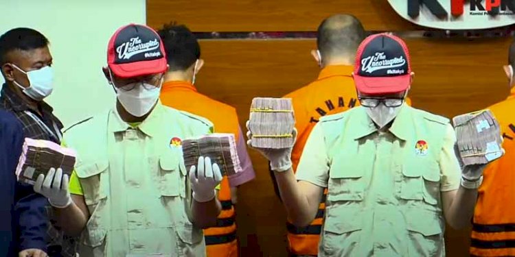 Petugas KPK saat menunjukkan barang bukti uang hasil OTT Muba. (Istimewa/rmolsumsel.id)