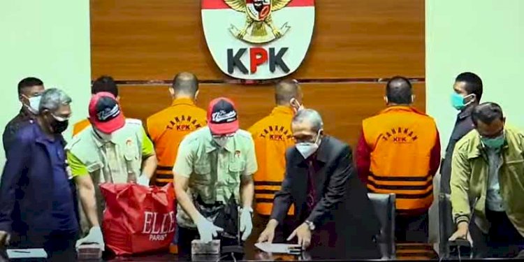 KPK saat memberikan keterangan pers terkait dugaan suap proyek infrastruktur di Dinas Pekerjaan Umum dan Perumahan Rakyat (PUPR) Musi Banyuasin (Istimewa/rmolsumsel.id)