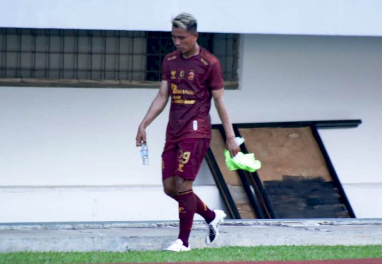Striker Sriwijaya FC Rudiyana berjalan gontai usai ditarik keluar di menit 33 pada pertandingan kontra PSPS Riau. (MO Sriwijaya FC/rmolsumsel.id)