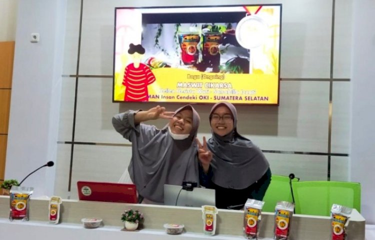 Siswa MAN IC OKI Hellen Heristawati dan Salsabila Izzati saat mempresentasikan camilan Maswit Cikarsa. (Ist/rmolsumsel.id)