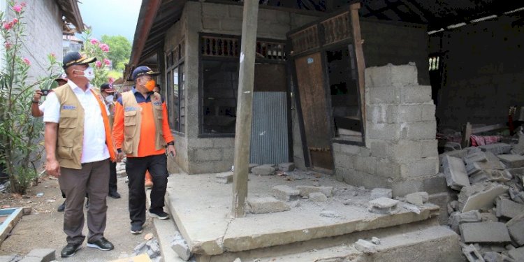 Kepala BNPB Ganip Warsito saat meninjau rumah yang roboh di Desa Ban, Kecamatan Kubu, Kabupaten Karangasem akibat gempa M4,8 yang melanda Bali pada Sabtu dini hari (16/10). (Humas BNPB/rmolsumsel.id)