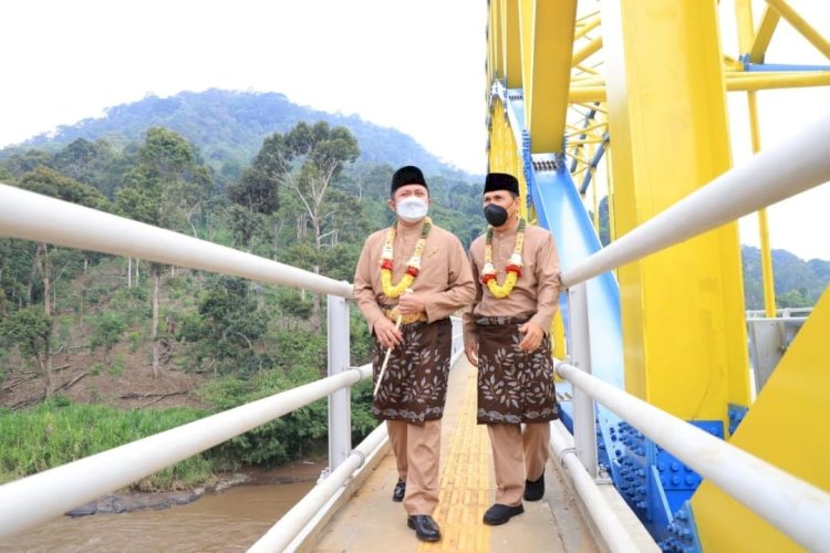 Gubernur Sumsel Herman Deru (kiri) bersama Wali Kota Lubuklinggau, Prana Putra Sohe (kanan) saat meninjau Jembatan Bukit Sulap Lingkar Barat. (ist/rmolsumsel.id)