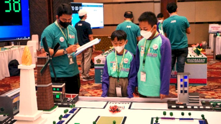 Peserta Kompetisi Robotik Madrasah sedang mendapat penjurian atas karyanya. (Ist/rmolsumsel.id)