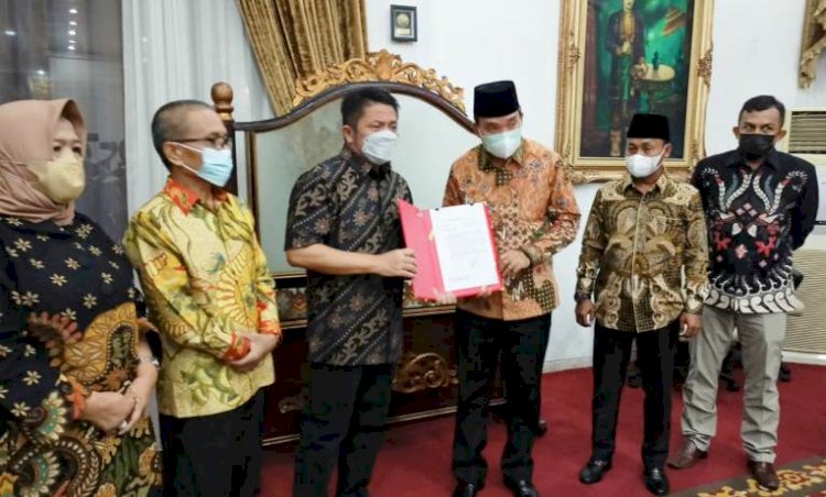 Gubernur Sumsel Herman Deru menyerahkan SK Plt Bupati Muba kepada Wakil Bupati Muba Beni Hernedi, di Griya Agung, Minggu malam (17/10). (Sidratul Muntaha/rmolsumsel.id)