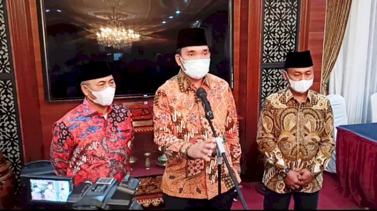 Wakil Bupati Muba Beni Hernedi memberikan keterangan pers usai menerima SK Plt Bupati di Griya Agung Palembang, Minggu malam (17/10). (Sidratul Muntaha/rmolsumsel.id)