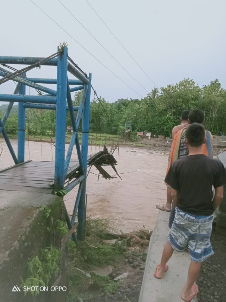 Salah satu jembatan yang putus akibat serangan banjir bandang di Kecamatan Muara Jaya Kabupaten OKU. (ist/rmolsumsel.id)