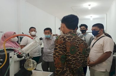 Sejumlah masyarakat sedang dilatih membuat parfum dari minyak nilam di USK.  (ist/rmolsumsel.id)
