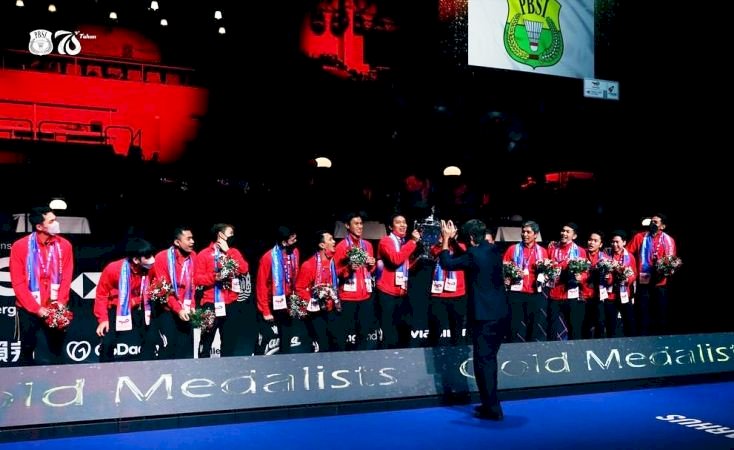 Akibat sanksi WADA, bendera Merah Putih tak bisa dikibarkan dan digantikan bendera PBSI pada momen penyerahan Piala Thomas 2020 di Ceres Arena, Aarhus, Denmark, Minggu malam (17/10/2021). (Instagram/badminton.ina/rmolsumsel.id) 