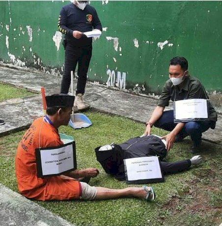 Tersangka Nopi saat memperagakan aksi pembunuhan dalam rekontruksi. (Istimewa/rmolsumsel.id)