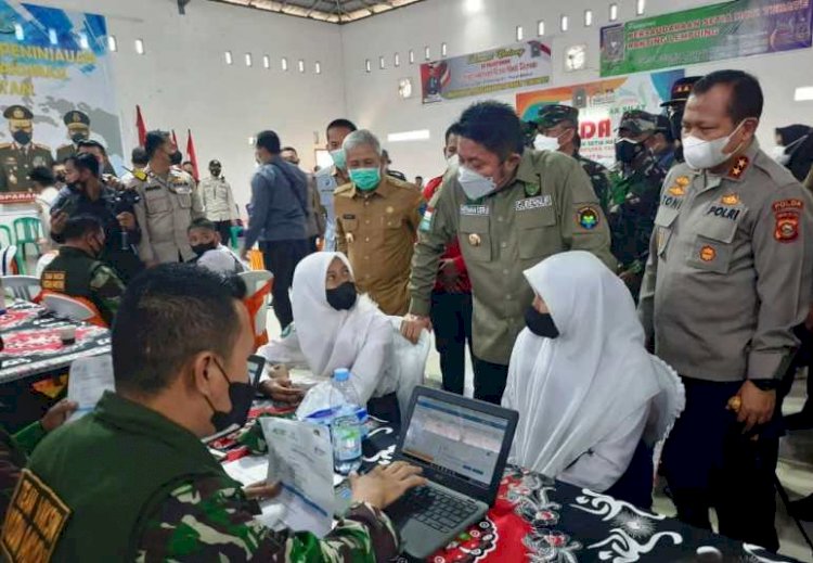 Gubernur Sumsel Herman Deru berbincang dengan pelajar yang akan divaksinasi di Lempuing, Kabupaten OKI, Senin (18/10). (Dinas Kominfo OKI/rmolsumsel.id)