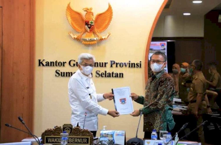 Wagub Sumsel Mawardi Yahya menerima usulan program pembangunan infrastruktur serta sarana dan prasarana strategis yang diserahkan Wali Kota Pagar Alam Alpian Maskoni, Senin (18/10). (Humas Provinsi Sumsel/rmolsumsel.id)