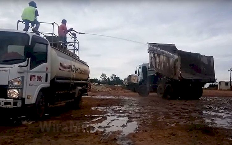 Tangkapan layar video Ilustrasi proses pembersihan truk tambang. Pegawai  PT EEM Lahat diketahui terjepit antara Wash Truk dengan Excavator dalam proses pembersihan di areal tambang. (rmolsumsel)