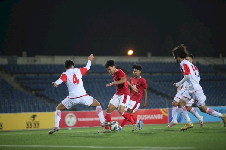 Gelandang timnas Indonesia U23 Witan Sulaeman mencoba melewati bek Tajikistan U23 pada laga uji coba, Selasa malam (19/10). (PSSI/rmolsumsel.id)