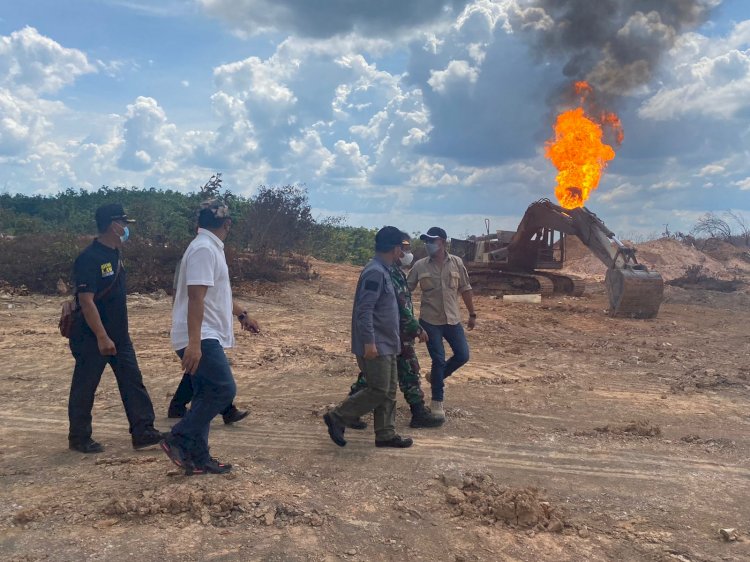 Tampak api masih berkobar di sumur minyak ilegal di Dusun V Desa Keban Satu Kecamatan Sangat Desa. Api sulit dipadamkan sejak meledak 10 hari yang lalu. (ist/rmolsumsel.id)