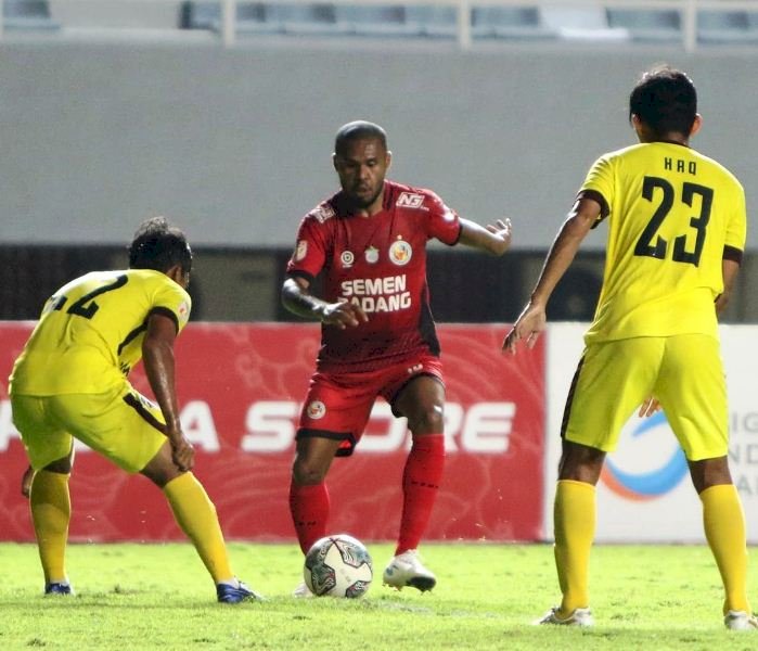 Pemain Muba Babel United Hafit Ibrahim dan M Zainal Haq menghadang laju pemain Semen Padang Vendry Mofu pada pertandingan Grup A Liga 2 2021, Rabu malam (20/10). (Instagram/semenpadangfcid/rmolsumsel.id)