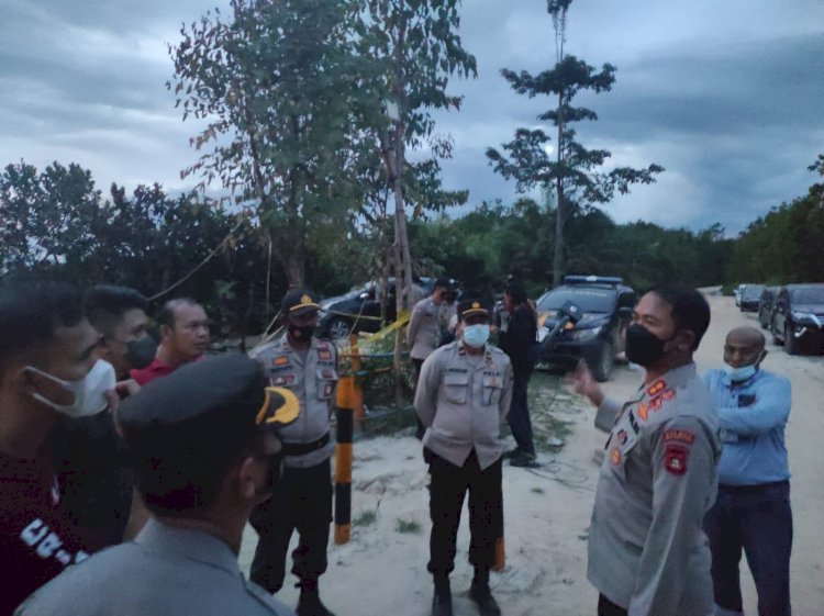 Kepolisian meninjau TKP pembakaran Pos Sekuriti oleh ratusan orang tak dikenal/ist