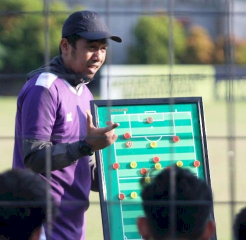 Pelatih Kepala KS Tiga Naga Feryandes Rozialta. (Instagram/officialtiganaga/rmolsumsel.id)