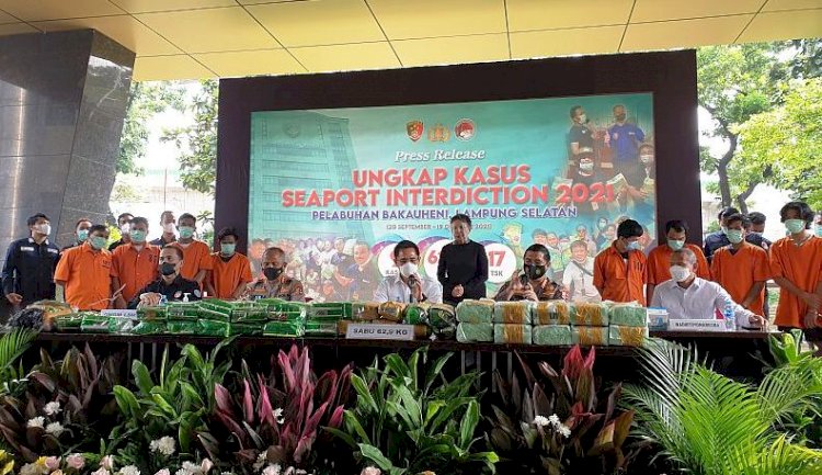 Direktur Tindak Pidana Narkoba Bareskrim Polri Brigjen Krisno Halomoan Siregar menunjukkan barang bukti narkoba jenis sabu-sabu dan para tersangka penyelundup pada jumpa pers di Gedung Bareskrim Polri, Jakarta Selatan, Kamis (21/10). (Humas Polri/rmolsumsel.id)