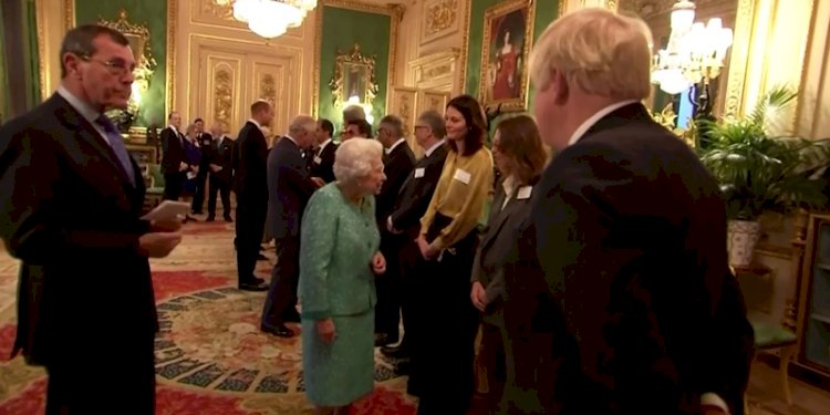 Ratu Elizabeth II saat menghadiri pertemuan di Kastil Windsor dengan pemimpin bisnis. (ist/rmolsumsel.id)