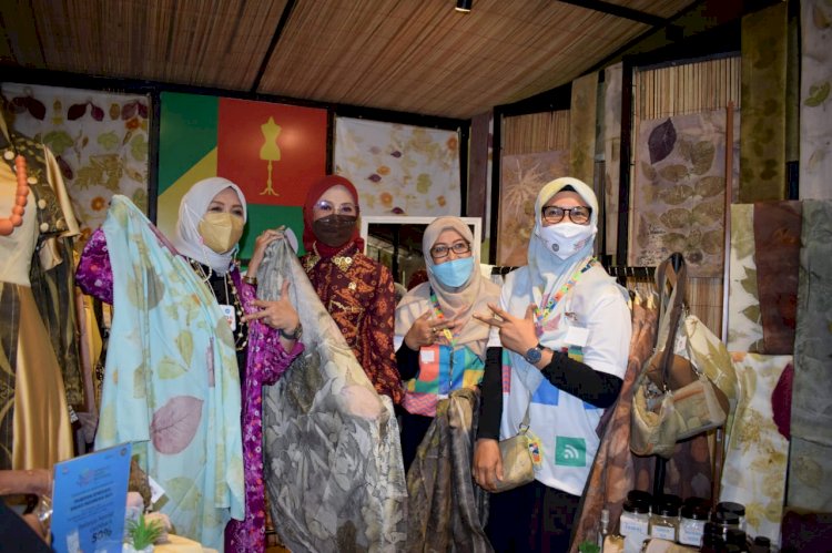 Anggota Komisi IV DPR RI Hj Renny Astuti SH SpN bersama dengan ketua PKK Kemenparekraf RI Nur Asia Sandiaga Uno mengunjungi pameran apreasi kreasi indonesia di di PSCC, Palembang, Jumat (22/10).(ist/rmolsumsel.id)