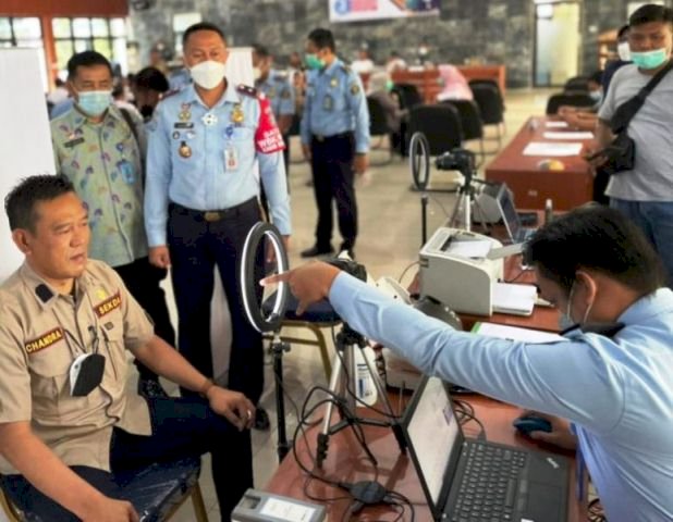 Sekda Lahat Chandra mencoba layanan pembuatan paspor melalui program Si Mamat. (Kantor Imigrasi Muara Enim/rmolsumsel.id)