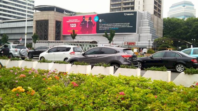 Cerita #TerimaKasihDokter yang ditampilkan di billboard Ratu Plaza, Jakarta Selatan. (Halodoc/rmolsumsel.id)