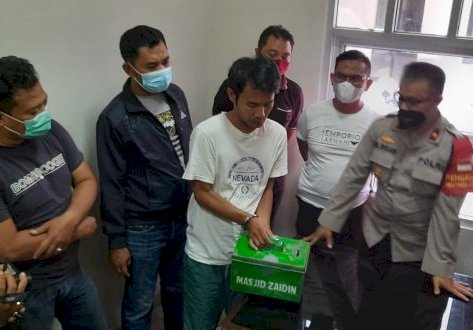 Tersangka Indra saat ditangkap oleh Polsek IB II Palembang. (Istimewa/rmolsumsel.id)