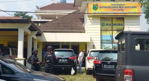 KPK saat melakukan penggeledahan di Kantor IKA Muba di Palembang. (Istimewa/rmolsumsel.id)