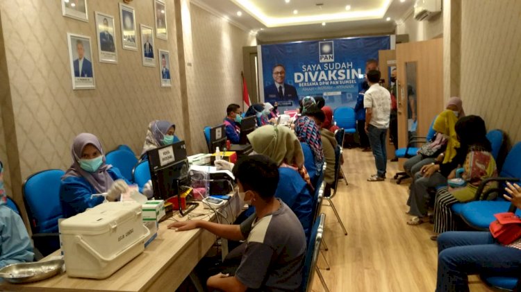 Ratusan masyarakat dan kader Partai Amanat Nasional (PAN) mengikuti vaksinasi tahap kedua yang digelar oleh DPW PAN Sumatera Selatan/ist