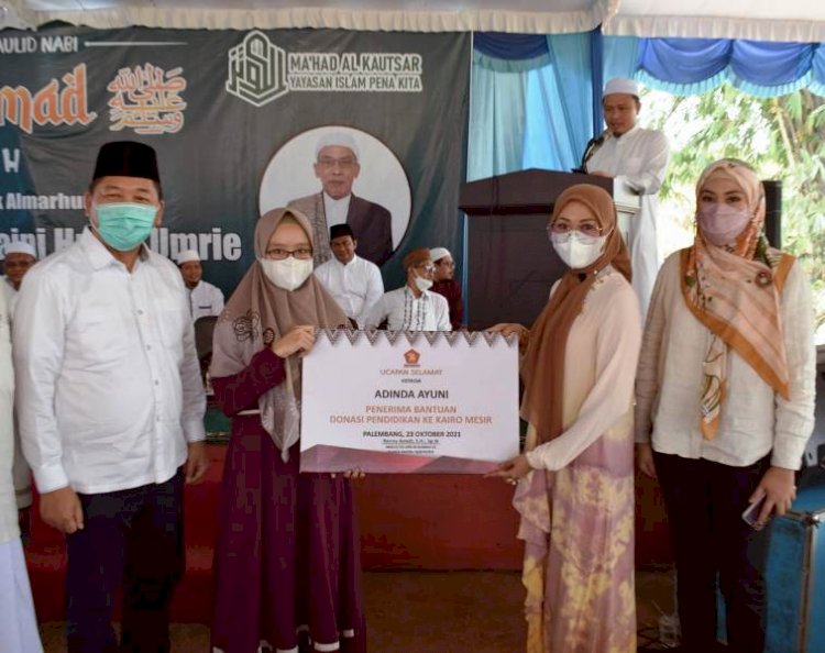 Santriwati Ponpes Pena Kita Ayunda Ayuni menerima secara simbolis beasiswa kuliah ke Kairo dari anggota DPR RI Renny Astuti. (Ist/rmolsumsel.id)