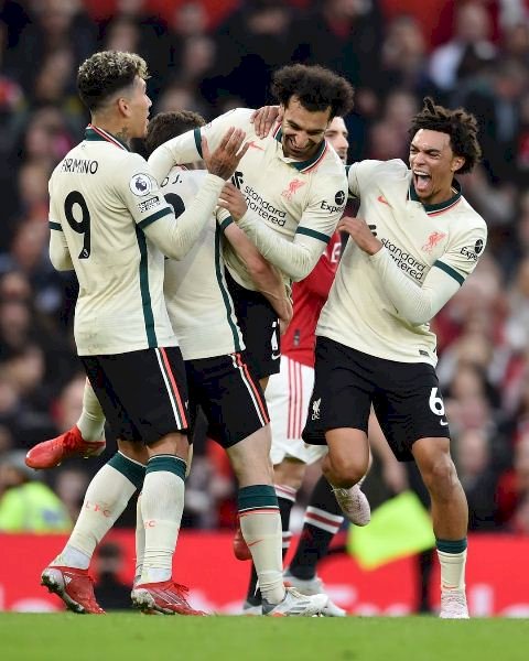 Pemain Liverpool melakukan selebrasi gol Mohamed Salah ke gawang Manchester United, Minggu malam (24/10). (instagram/liverpoolfc/rmolsumsel.id)