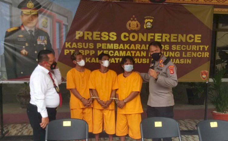Tim gabungan Polda Sumsel dan Polres Muba berhasil menangkap tiga pelaku pembakaran pos security PT Bumi Persada Permai (BPP) yang terjadi di Desa Pagar Desa, Kecamatan Bayung Lencir, Kabupaten Muba, pada 19 Oktober 2021 malam lalu.(ist/rmolsumsel.id)