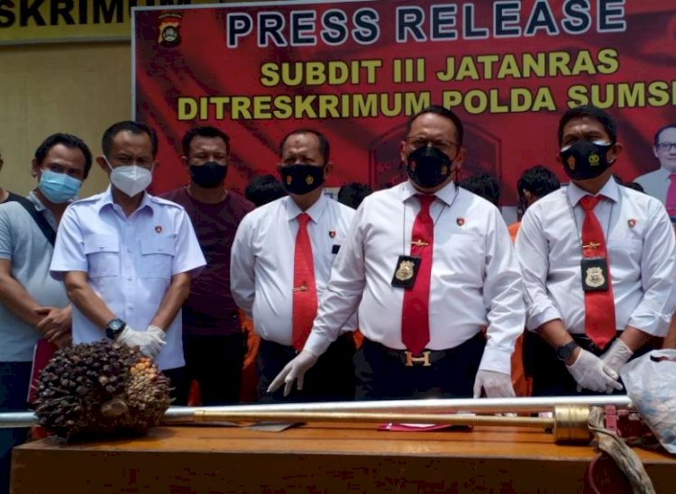 Jajaran Subdit Jatanras Ditreskimum Polda Sumsel saat rilis ungkap kasus, Jumat (23/10). (ist/rmolsumsel.id)
