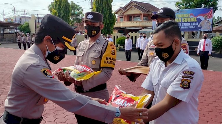 Wakapolres Muba Kompol Fitrianty menyerahkan bantuan beras secara simbolik kepada masyarakat terdampak Pandemi Covid-19. (ist/rmolsumsel.id) 