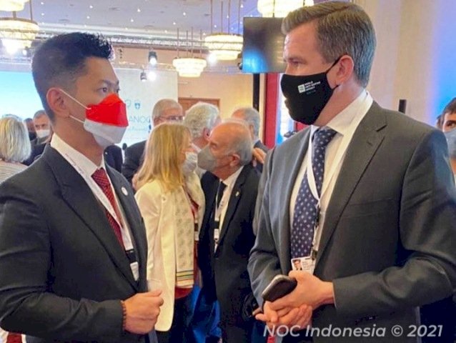 Ketua NOC Indonesia Raja Sapta Oktohari saat bertemu Presiden WADA Witold Banka di Yunani, Minggu (24/10). (NOC Indonesia/rmolsumsel.id)