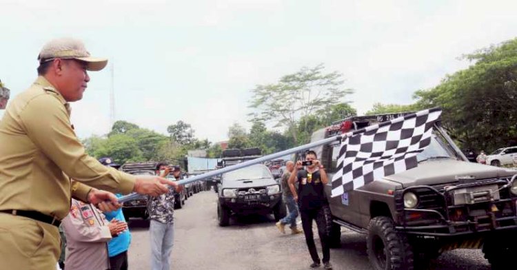 Bupati Lahat Cik Ujang melepas peserta Grand Prix Berburu di Terminal Batay, Senin (25/10). (Dinas Kominfo Lahat/rmolsumsel.id)