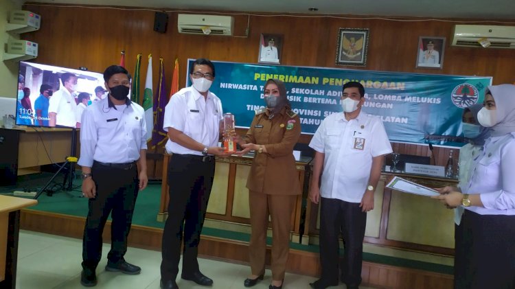 Kepala DLH Muba Andi Wijaya Busro menerima penghargaan Nirwasita Tantra, Selasa (26/10)/rmolsumsel